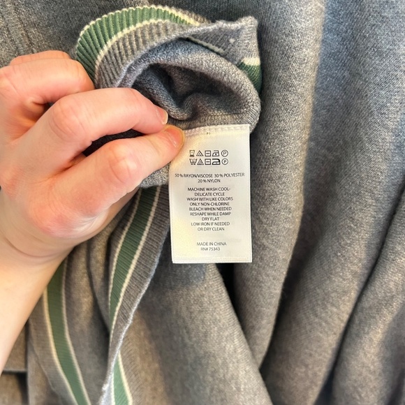 House of Harlow 1960 Poncho V-Neck Sweater One Size Grey Loungewear Knit Cozy - Picture 9 of 10